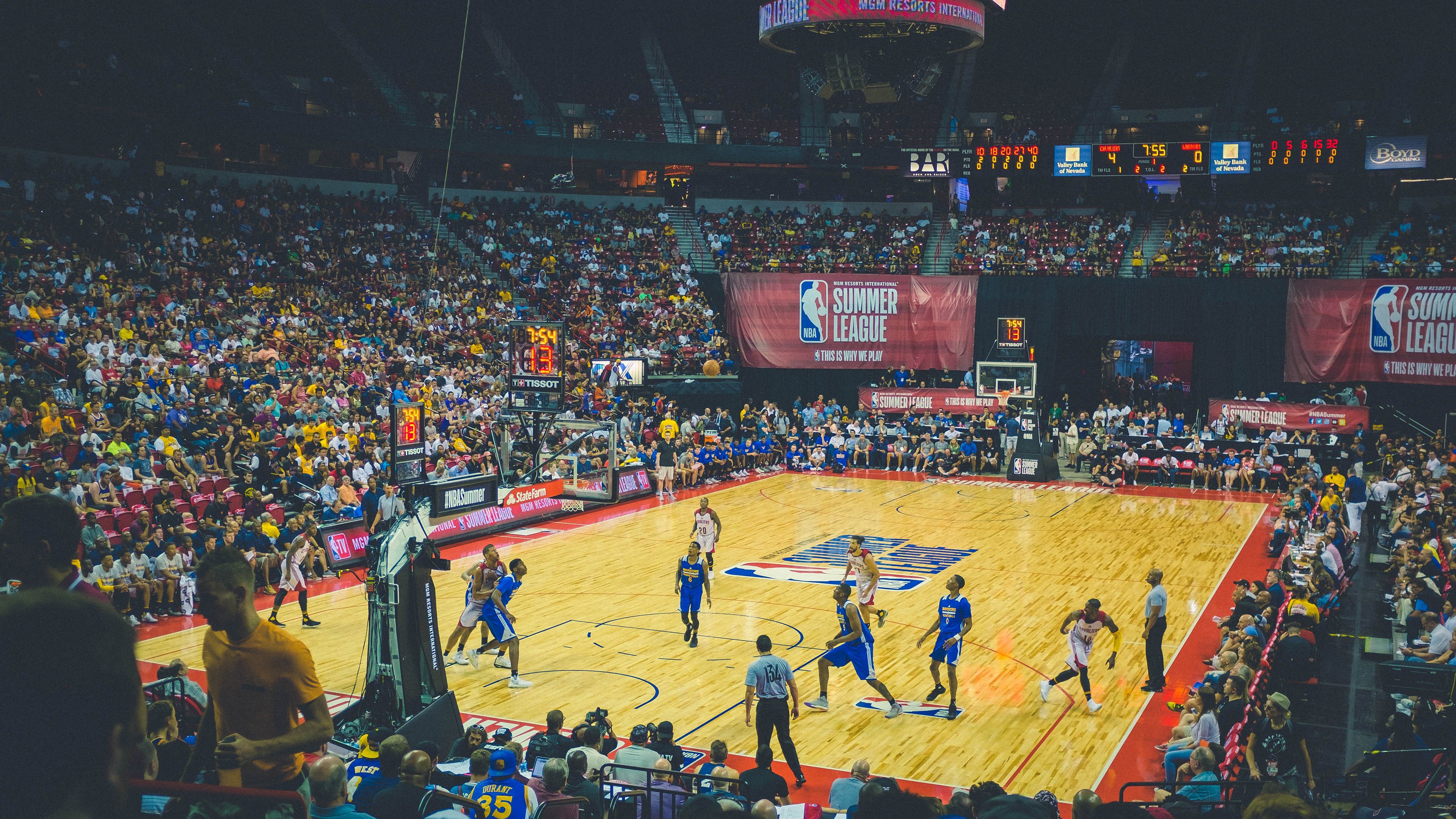 Karsa重返赛场，锐不可当首场状态出色，篮网观众沸腾！赛场气氛高涨